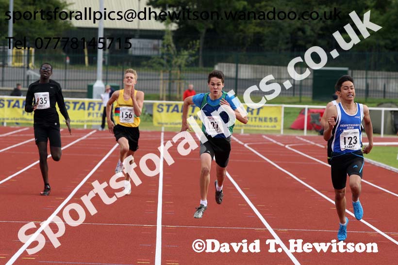 Under-15 boys 300 metres. Photo: David T. Hewitson/Sports for All Pics